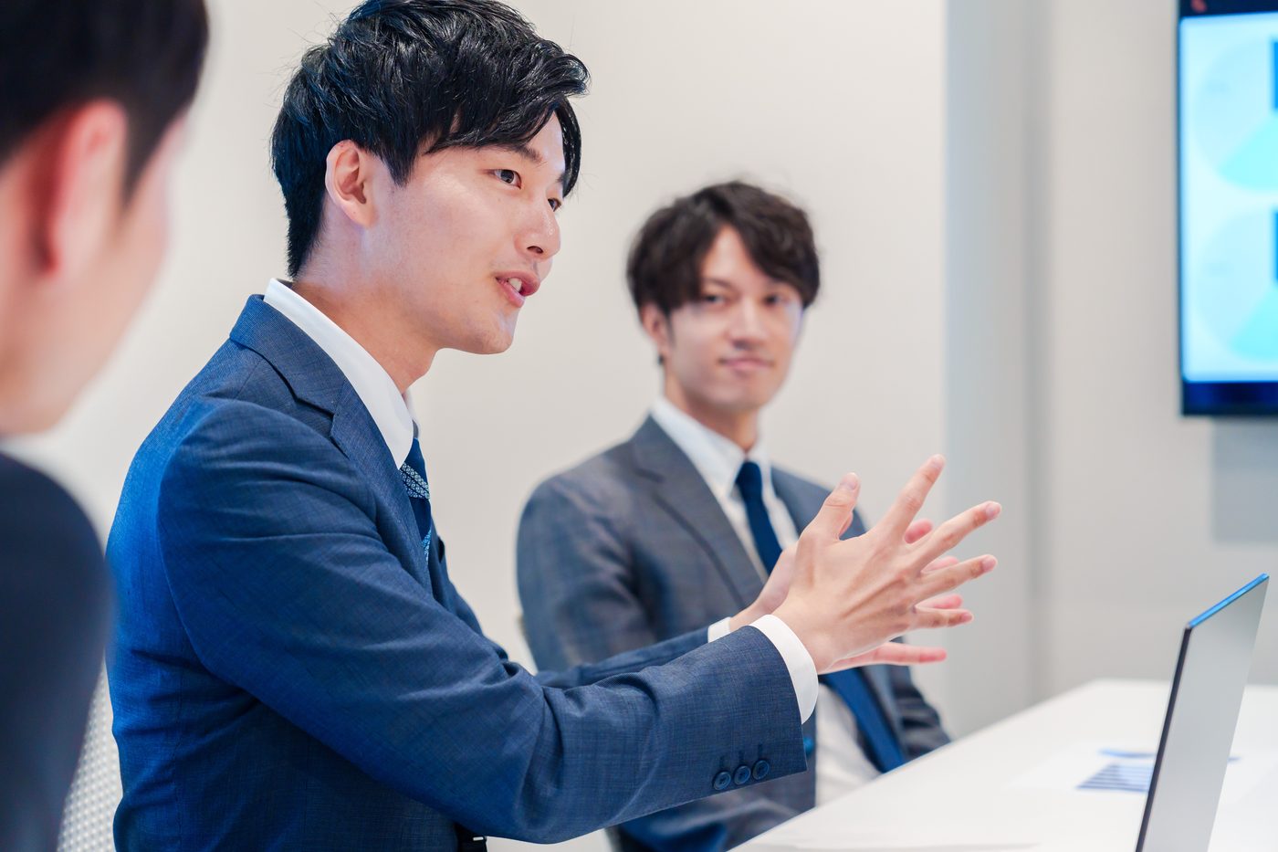 オフィスで商談する男性