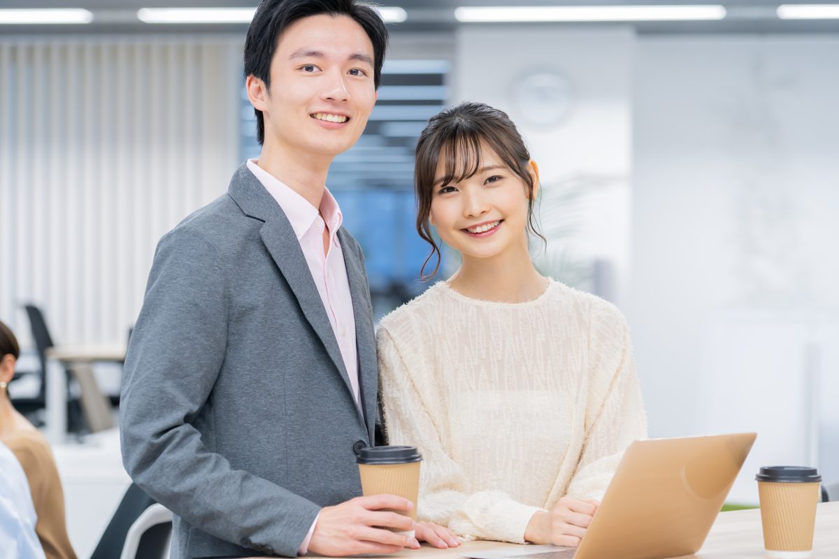 オフィスで活き活きと働く20代の男女