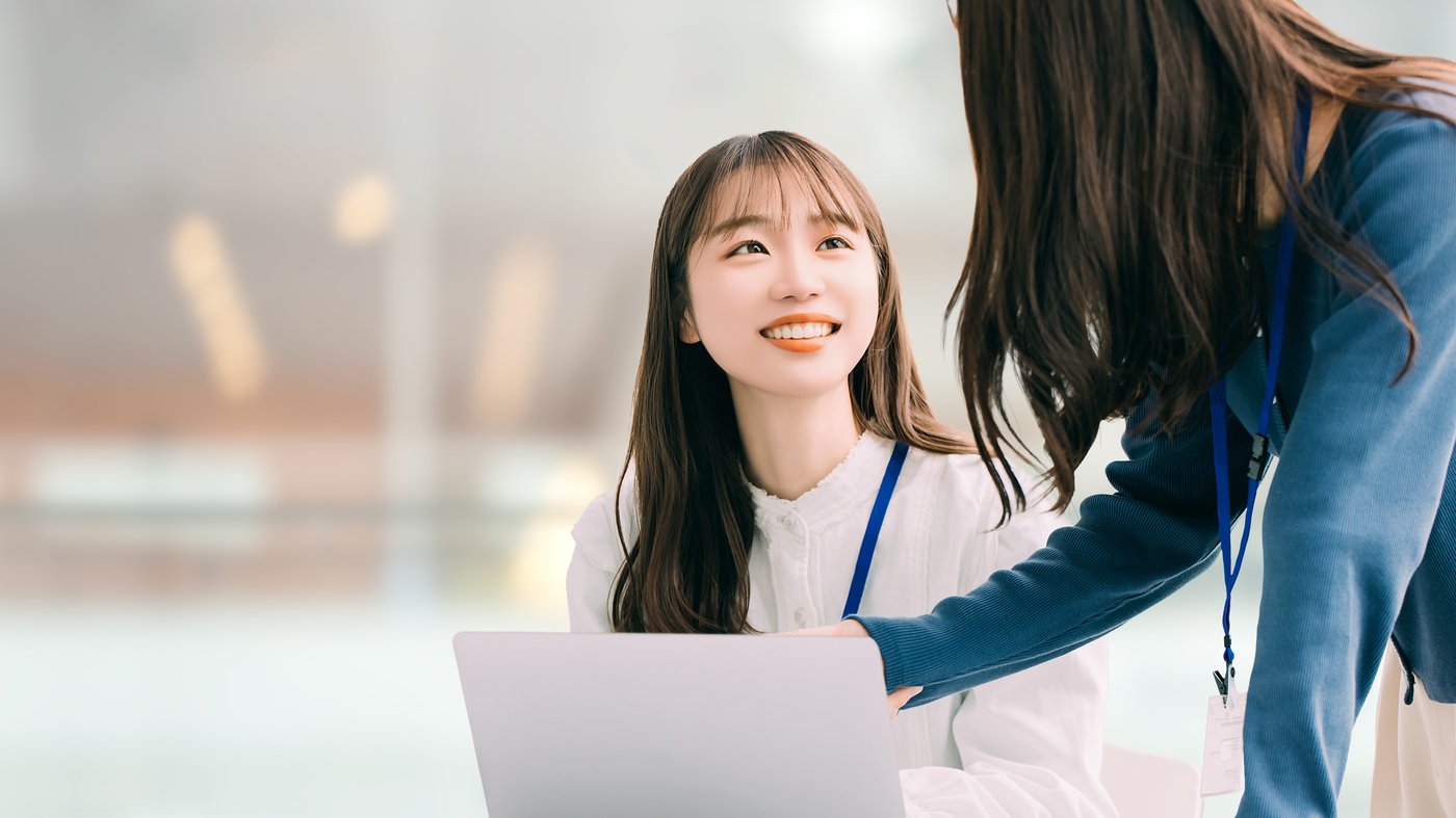 オフィスで働く20代女性